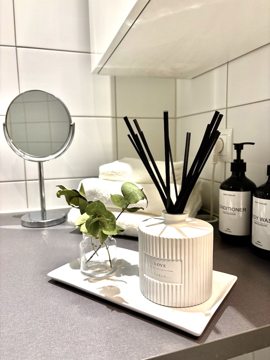 Detalj från badrummet med kakel och inredning — Radiusbacken 39