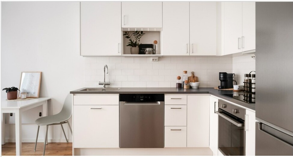 Vitt modernt kök med rostfria vitvaror på Radiusbacken 39, Brf Metronomen